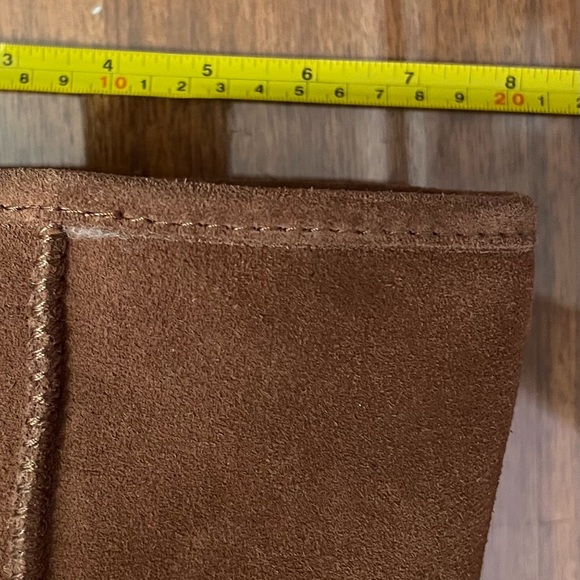 Bearpaw woman’s SZ 9, tan, suede leather, snow boot. - Picture 11 of 11